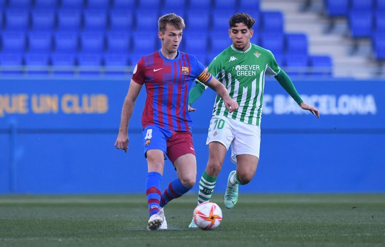 El bético Mizzian presiona al azulgrana Comas.