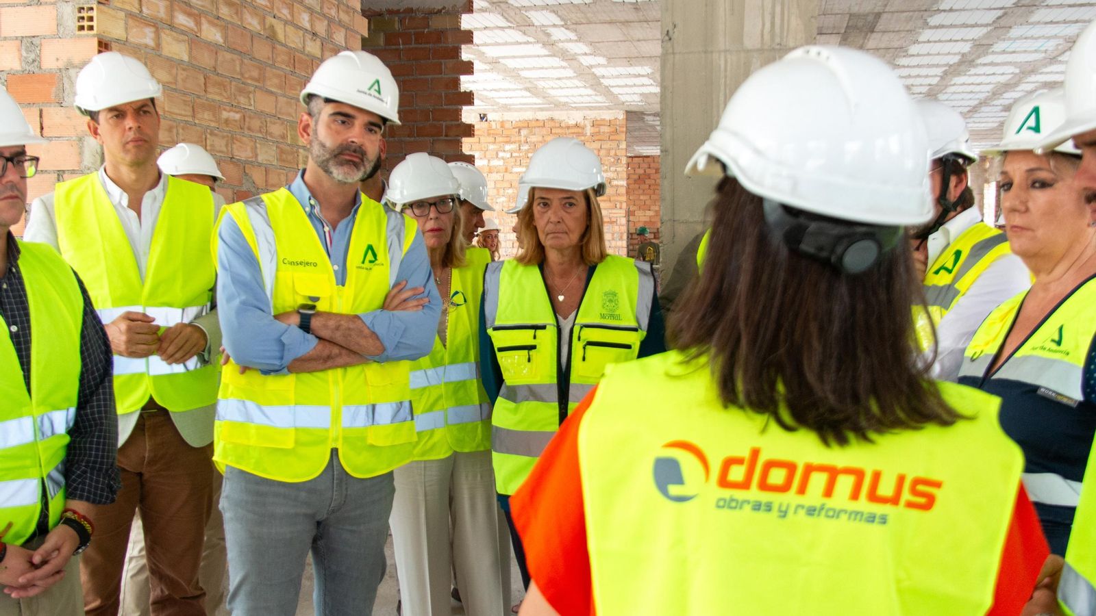 Los responsables de la obra explicando los trabajos que se están realizando