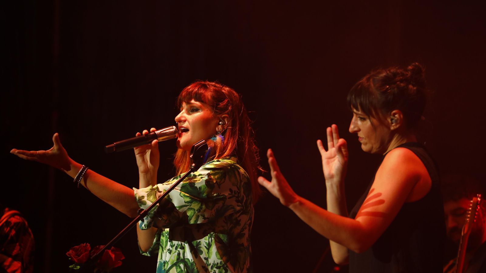 Beatriz Romero 'canta' con las manos al compás de la cantautora.