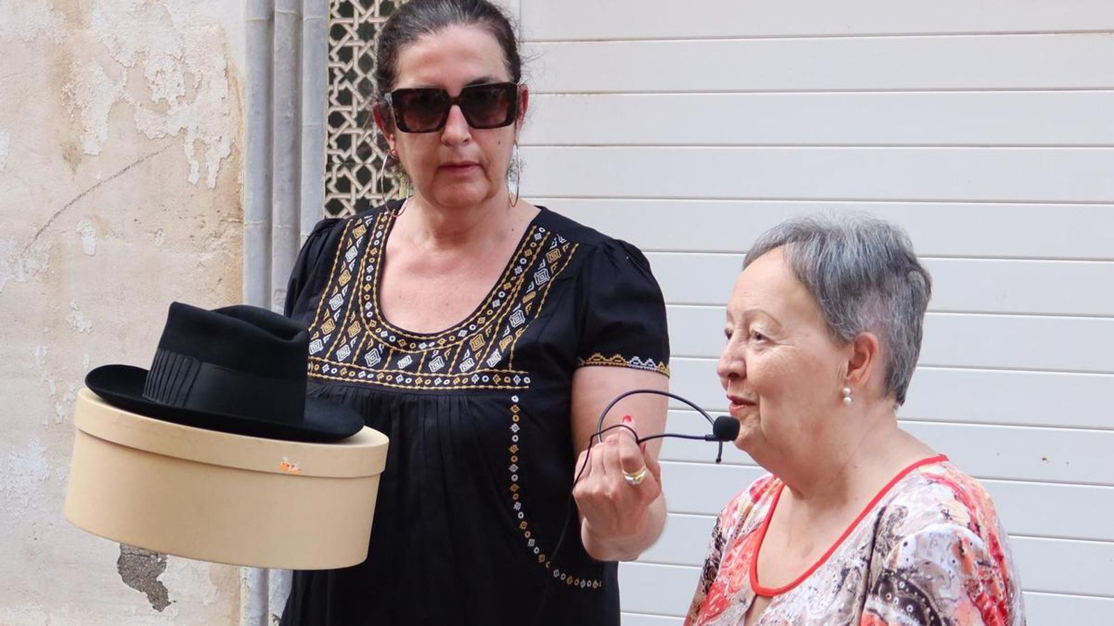 Magdalena Navarro mostrando un sobrero de 125 años
