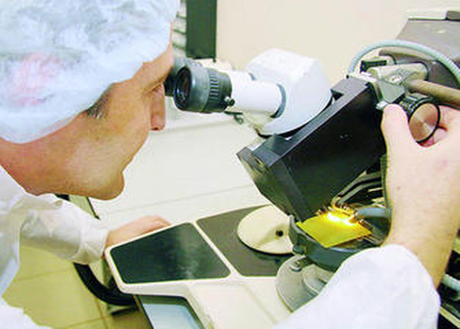 El profesor Quero observa una estructura de resina con la que integrarán los elementos del parche.