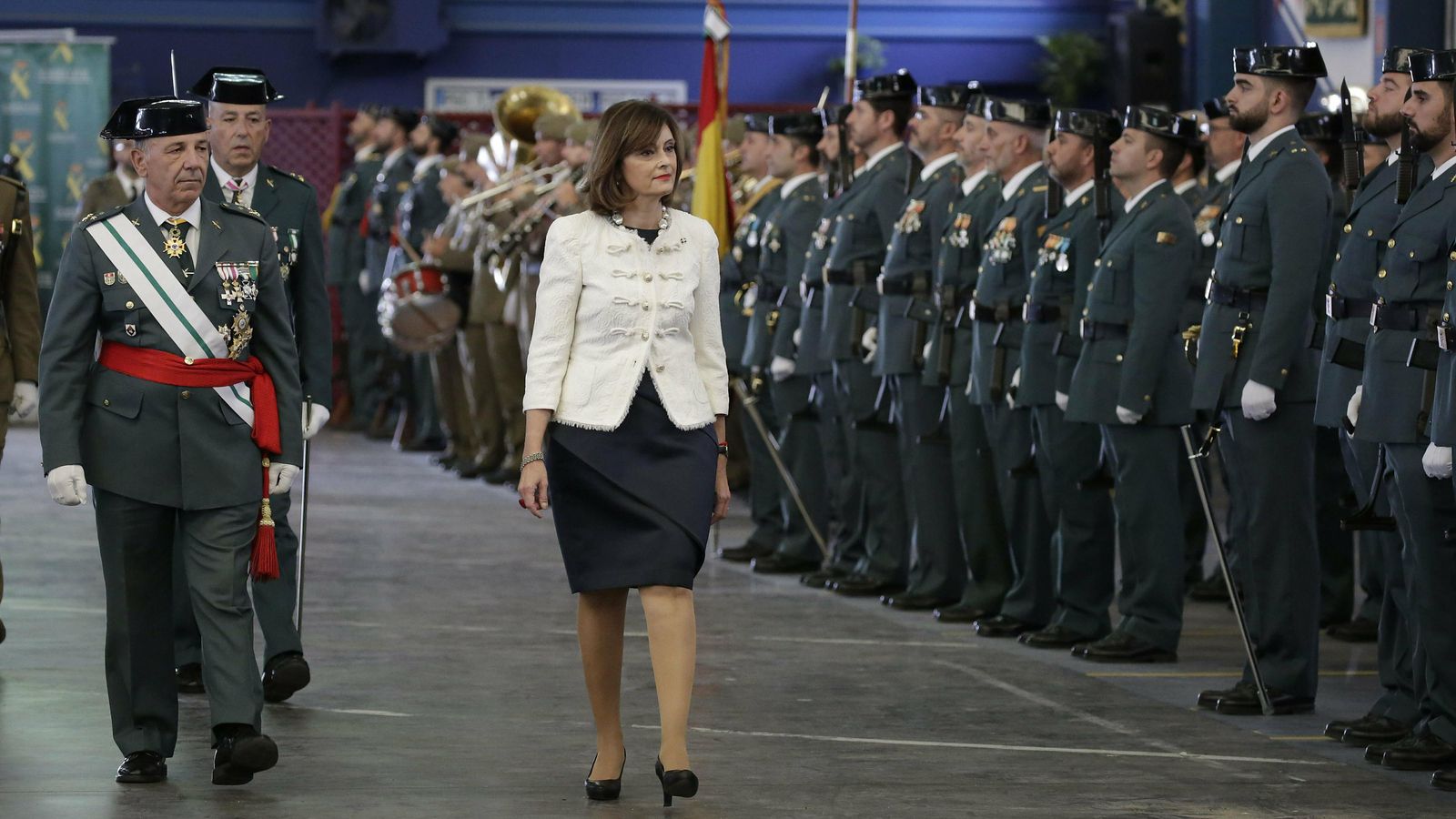 La secretario de Estado de Seguridad, Ana Botella, pasa revista a la Guardia Civil.