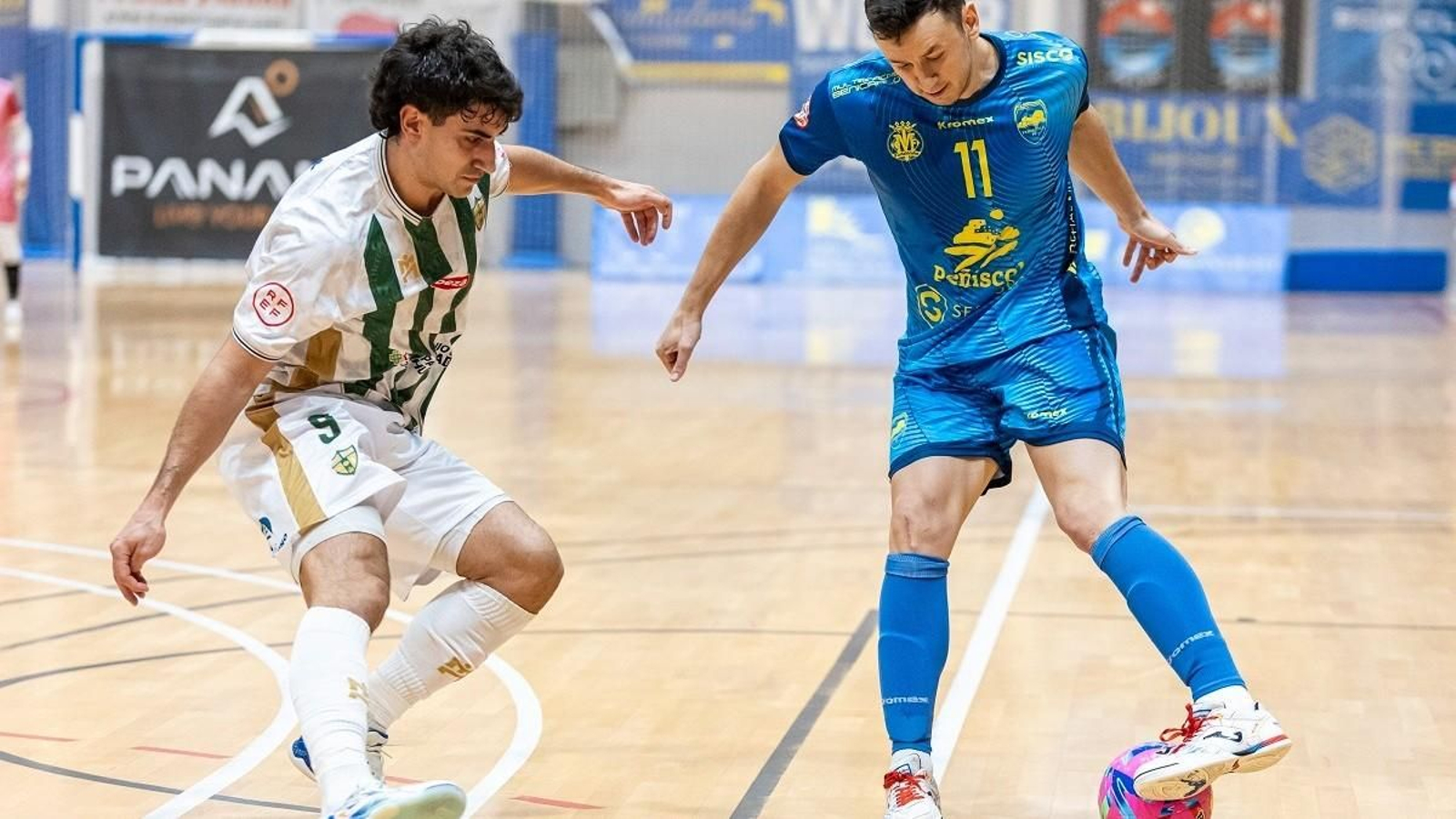 Pescio intenta cortar el avance de Carles Saladié.