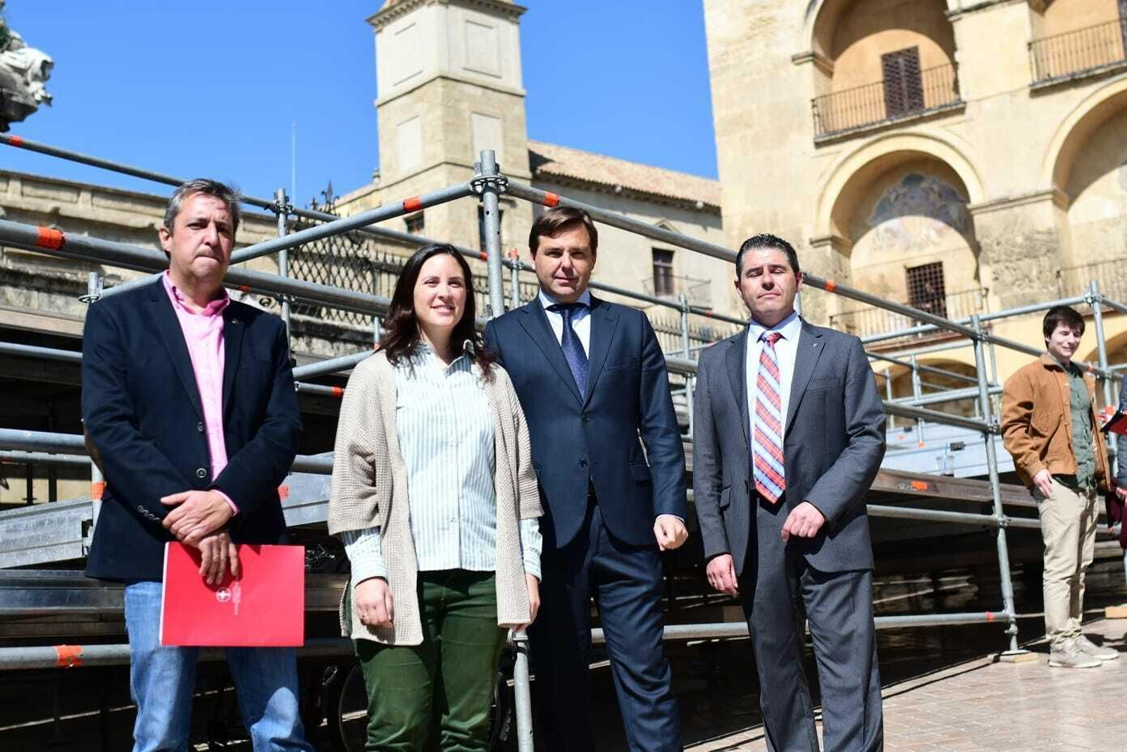 Visita de la Junta y la Agrupación al montaje de la carrera oficial.