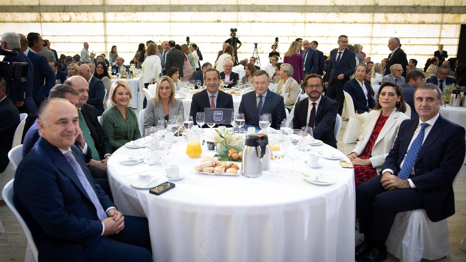 Al desayuno han acudido empresarios y autoridades de Granada.