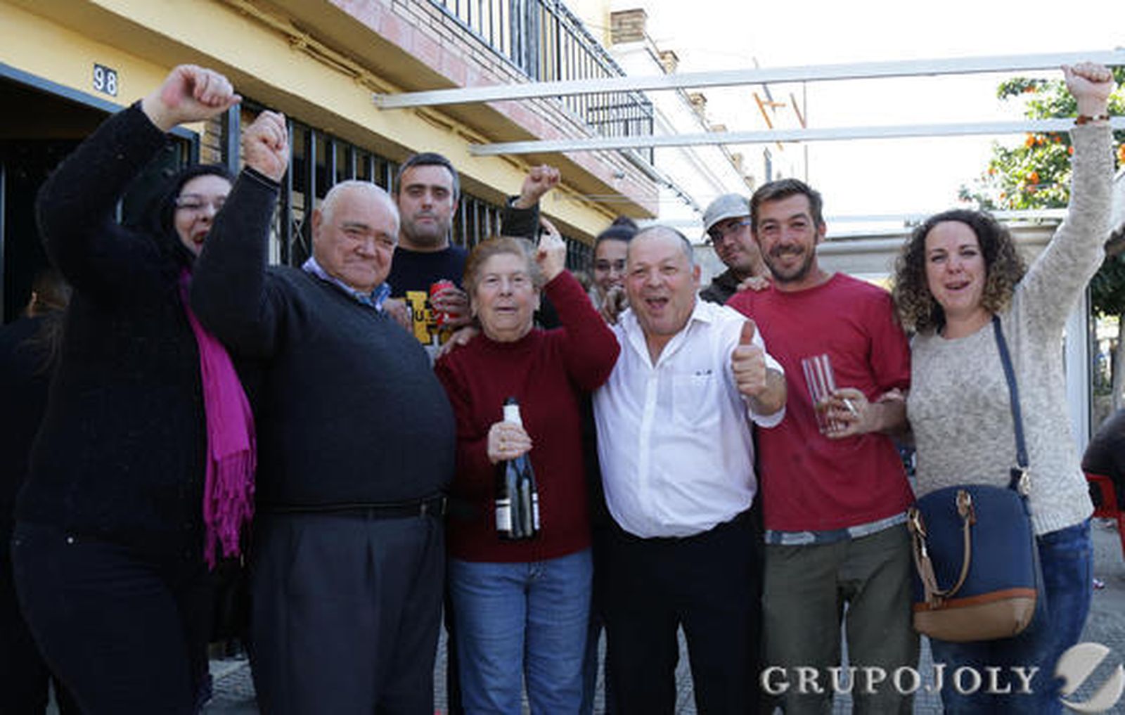 La Puebla de Cazalla celebra la suerte recibida con el segundo premio al número 12775.

Foto: M.J.López