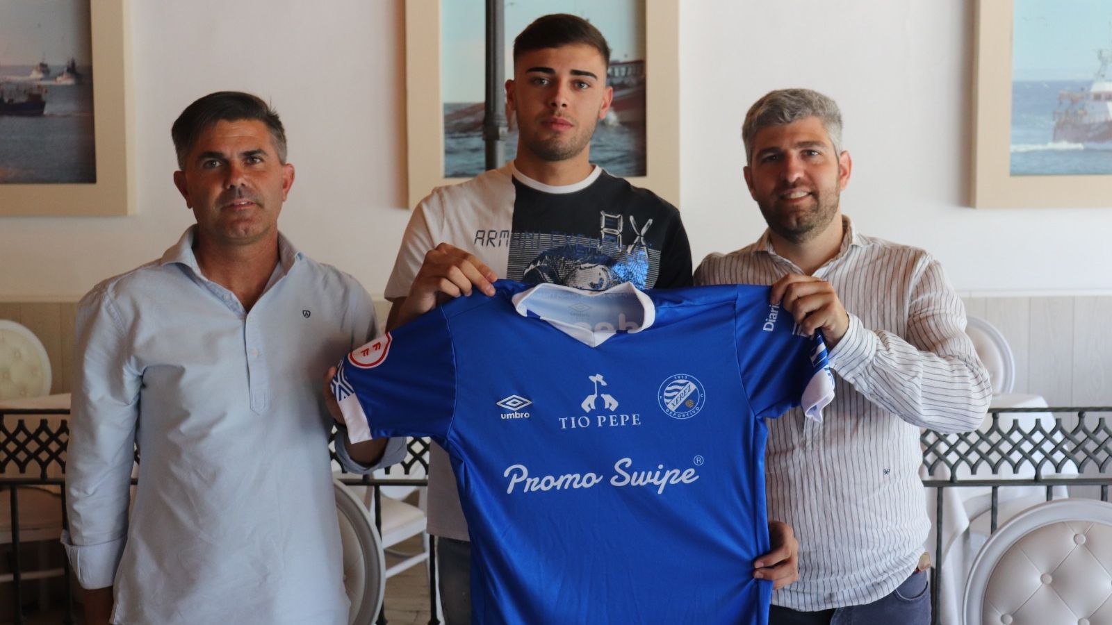 Hermosín posa con la camiseta del Xerez DFC junto a Marc Domínguez y Juan Carlos Ramírez.