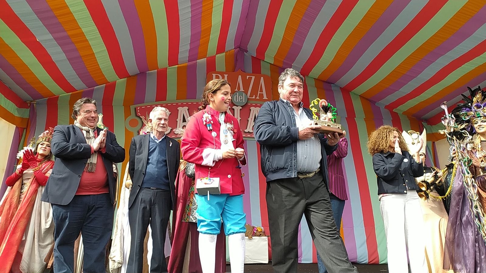 Las imágenes de la entrega del premio Pepe Requeté del Carnaval de San Fernando a Paco Lara