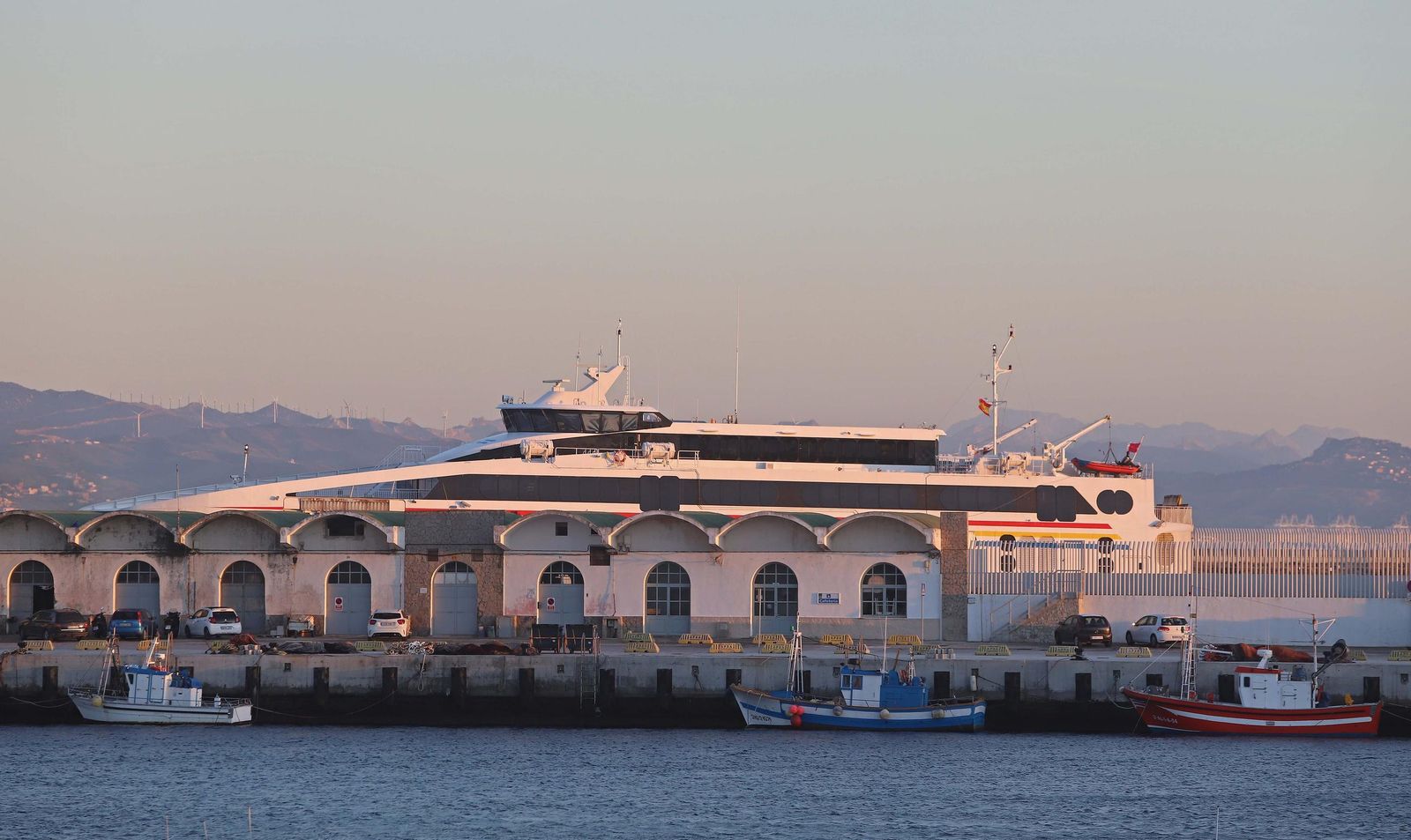 Un ferry atracado en el Puerto de Tarifa.