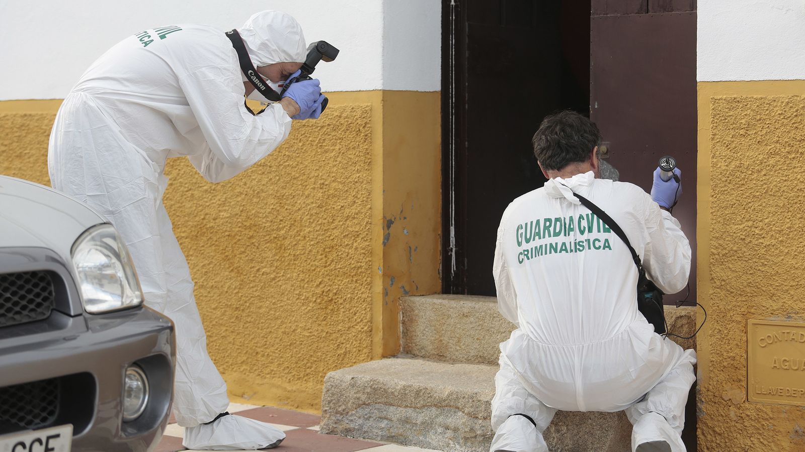 Los agentes de criminalística de la Guardia Civil toman fotos del lugar de los hechos.
