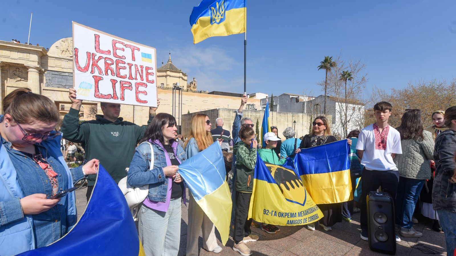 El pueblo ucraniano exige desde Córdoba libertad para Ucrania desde el Puente Romano.