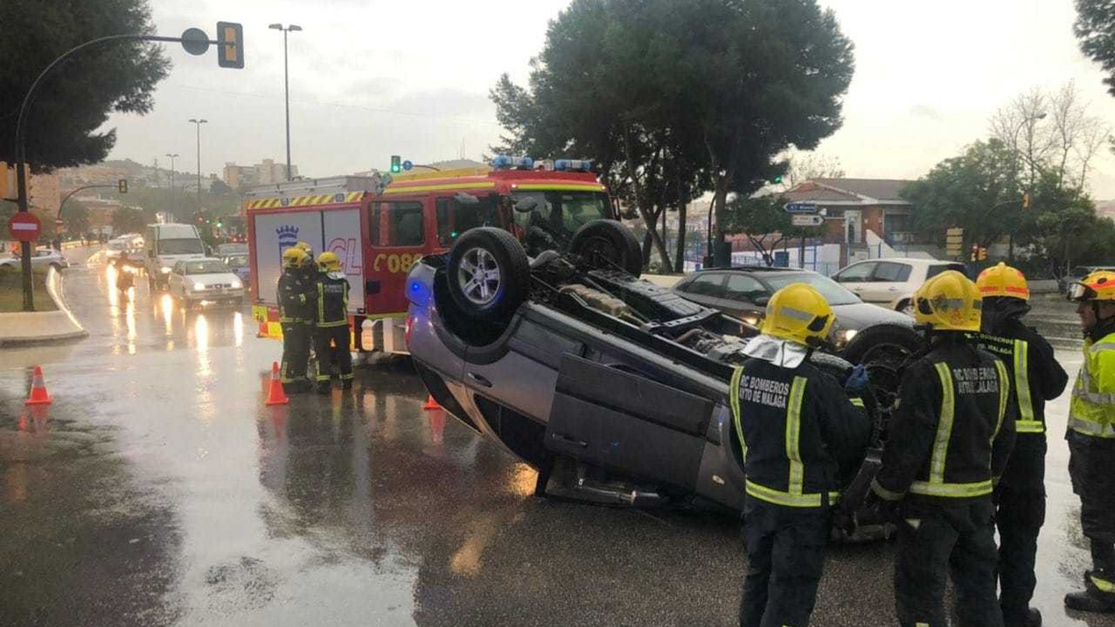 Vuelco de un vehículo en la Avenida Valle Inclán, en la capital.