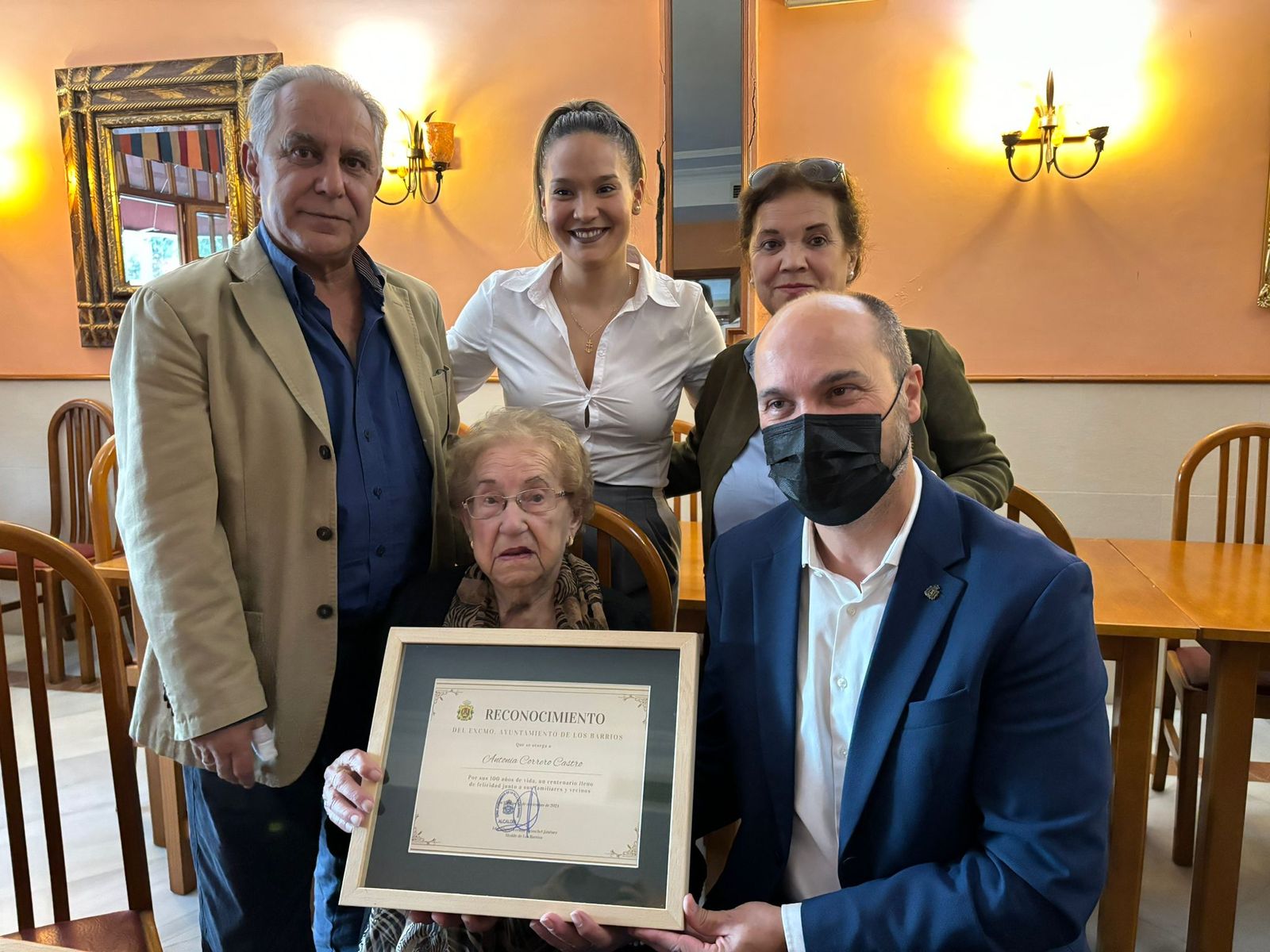 Antonia Correro, junto a las autoridades y familiares durante el homenaje por su centenario.