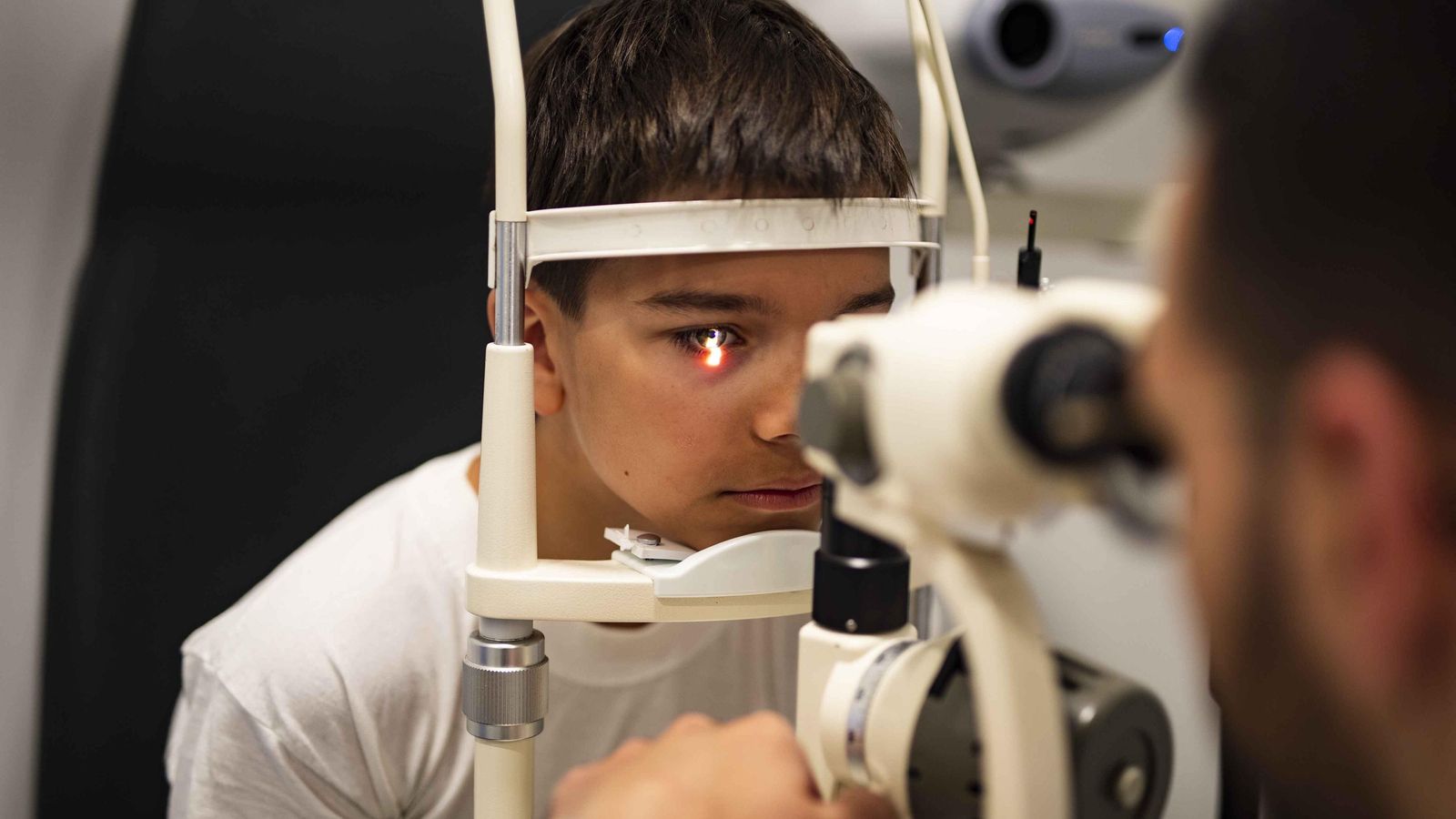 Un niño se hace la revisión de la vista.