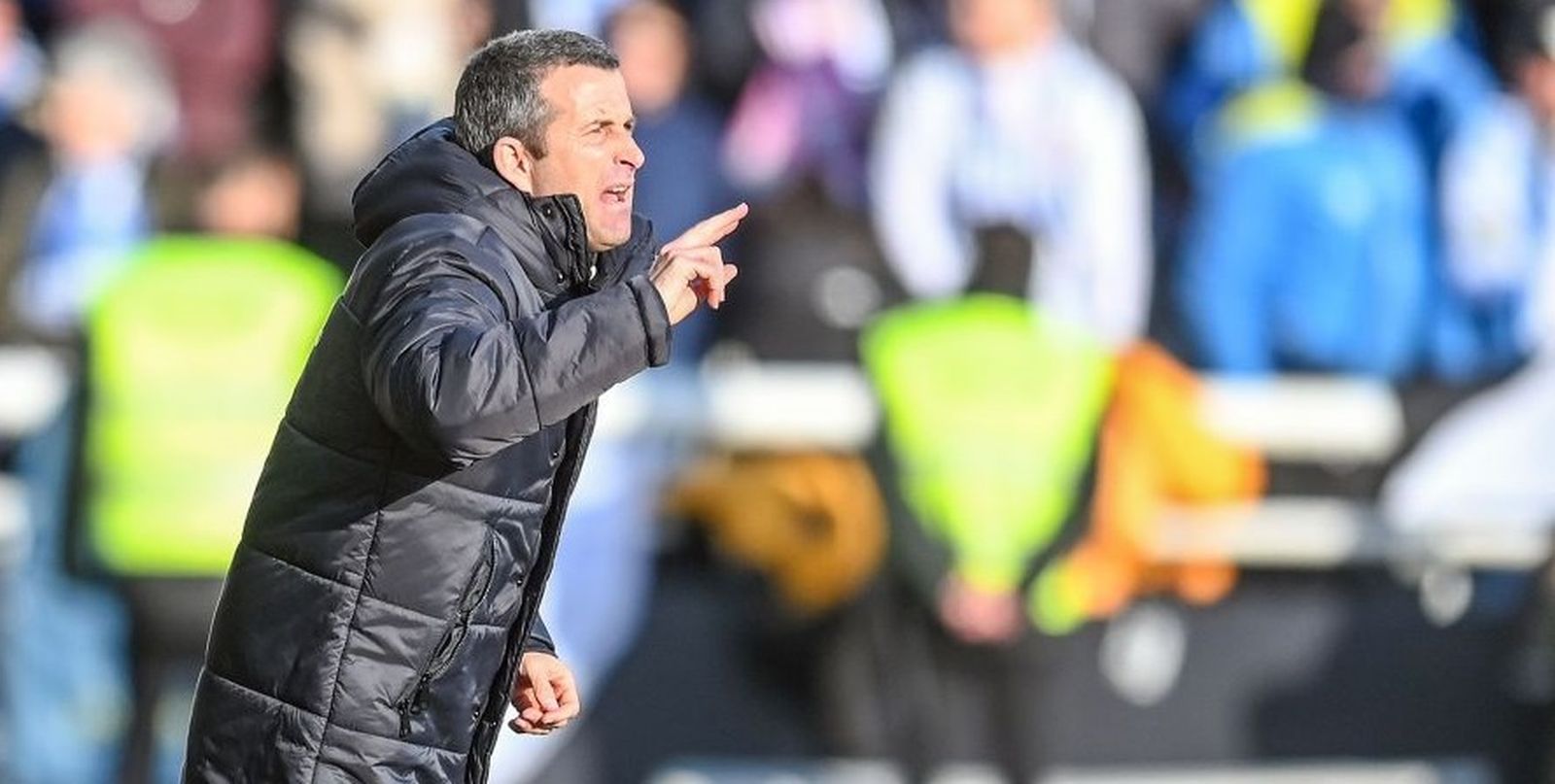 Igor Oca da órdenes a sus jugadores durante un duelo del Leganés.