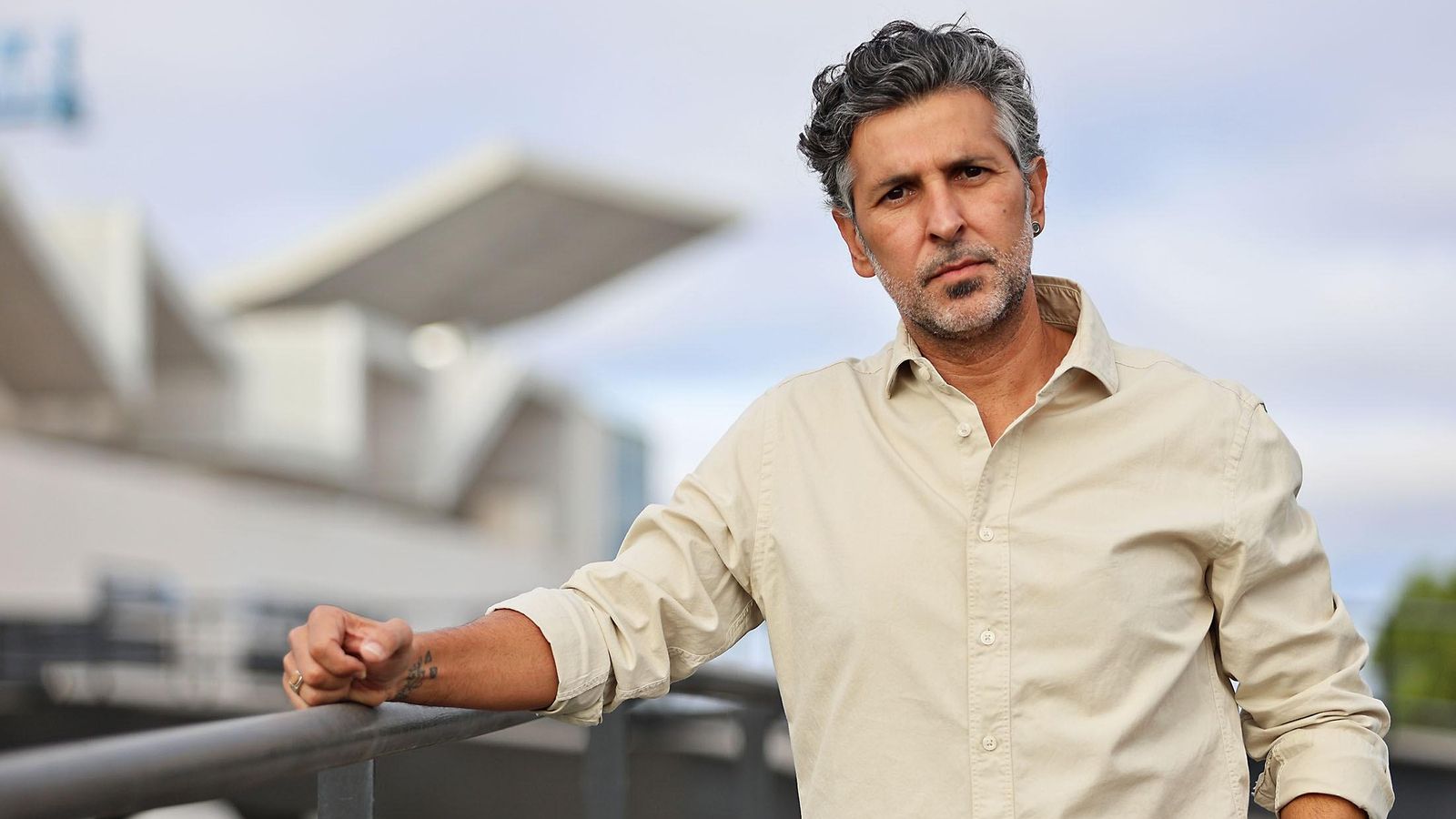 Arcángel posa para la entrevista de Huelva Información en la Ciudad del Marisco de Huelva.