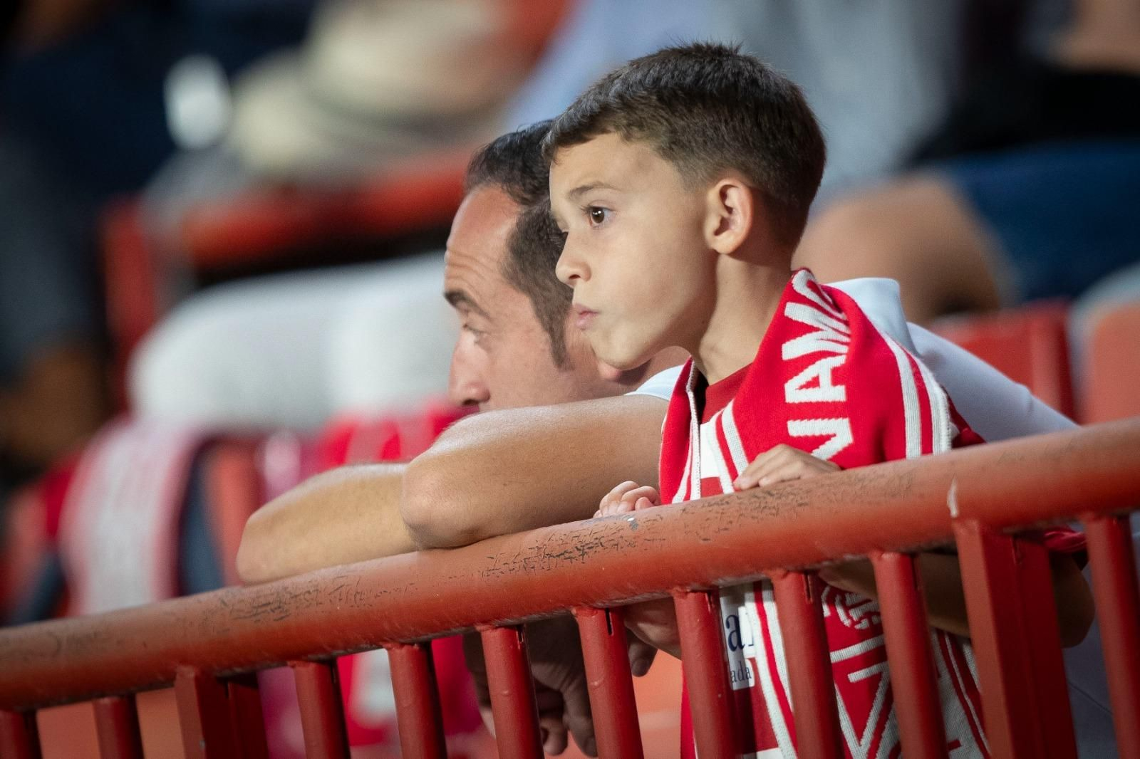 Encuéntrate en la grada de Los Cármenes en el Granada-Real Sociedad 'B'