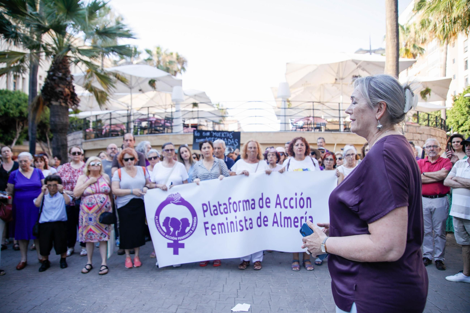 Las imágenes del minuto de silencio en el Mirador de la Rambla por la mujer asesinada en Almería