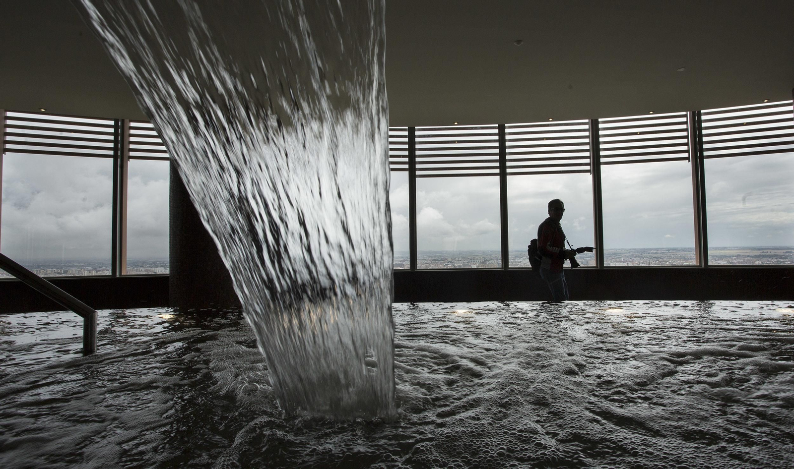 La visita a la planta con spa de la Torre Sevilla, en imágenes