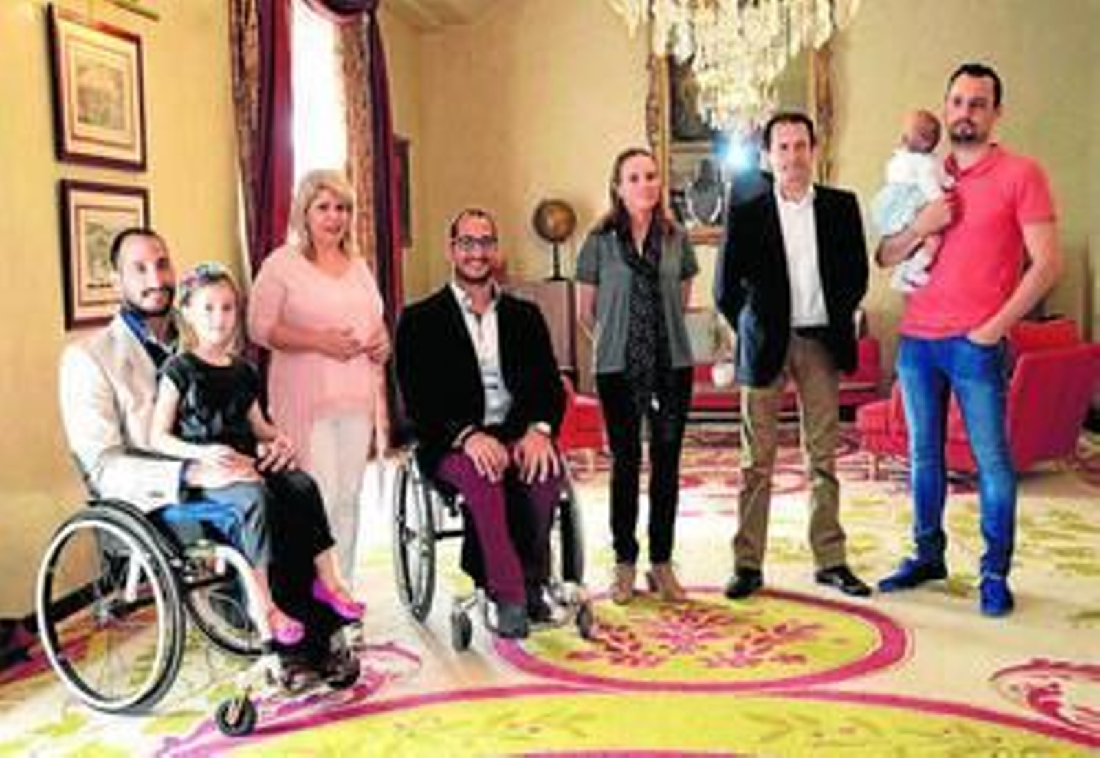 Los hermanos Zarzuela, junto a familiares como su tío Juan Miguel, fueron recibidos por la alcaldesa y Laura Álvarez.
