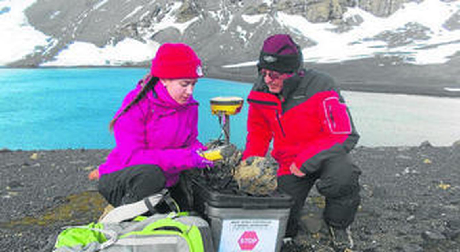 Belén Rosado y Amós de Gil hacen distintas mediciones en la Antártida para el proyecto de investigación.