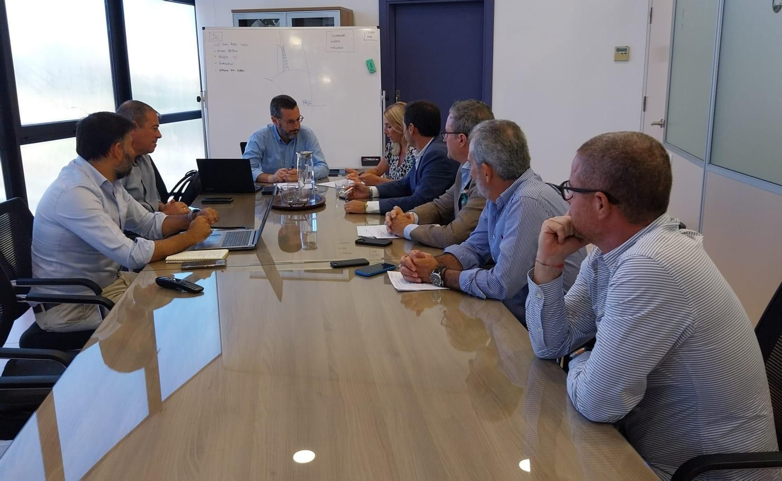 Reunión del Ayuntamiento de La Línea con la delegada de Economía Reunión del Ayuntamiento de La Línea con la delegada de Economía