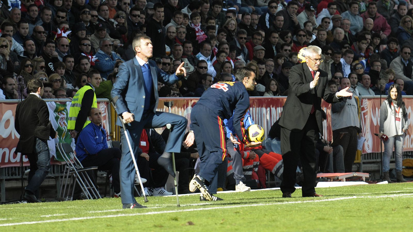 En el fútbol profesional Alcaraz se enfrentó al Granada CF con el Córdoba duelo que dirigió con muletas.