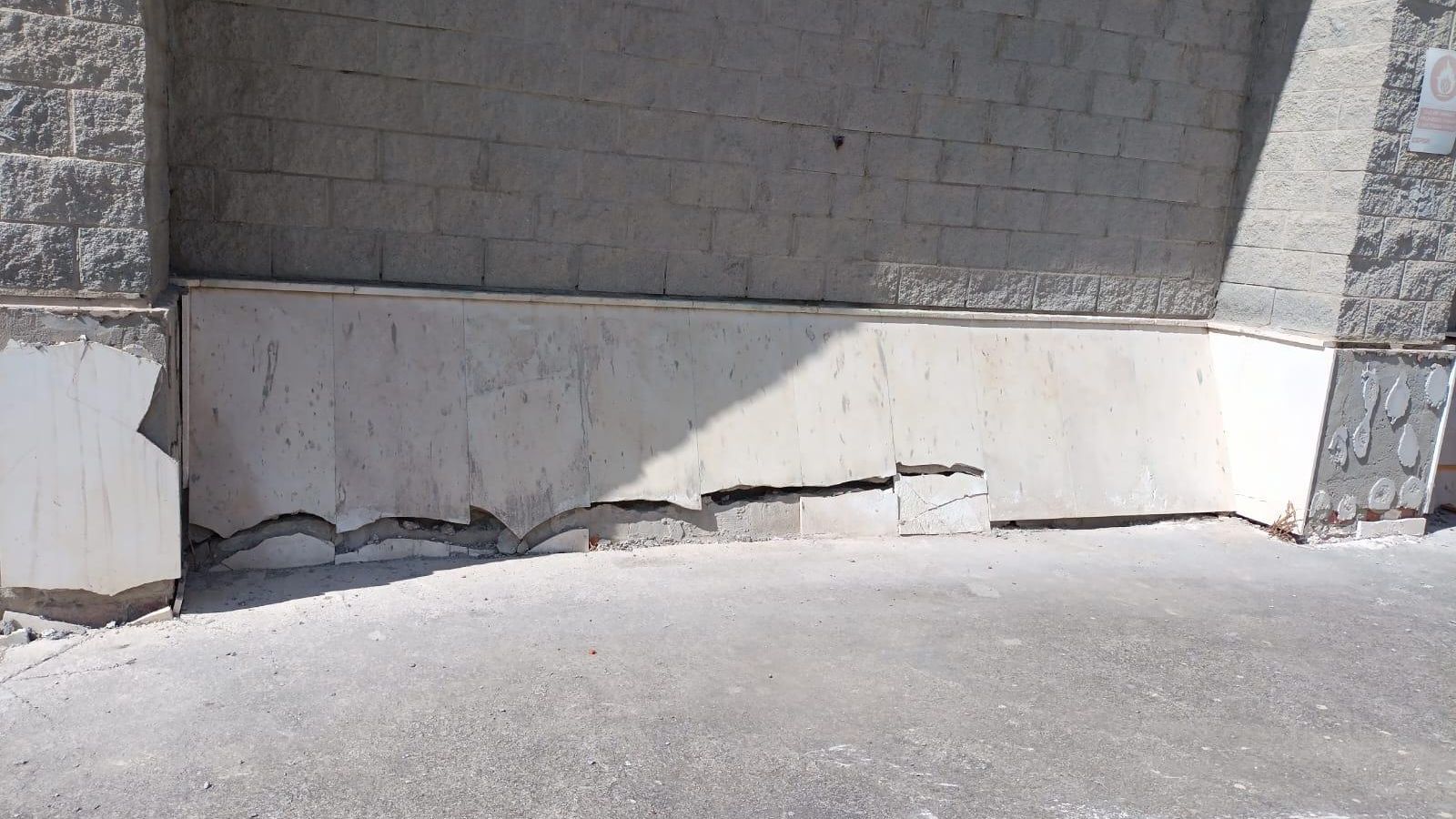 Grietas en la fachada de La Magdalena, en San Fernando