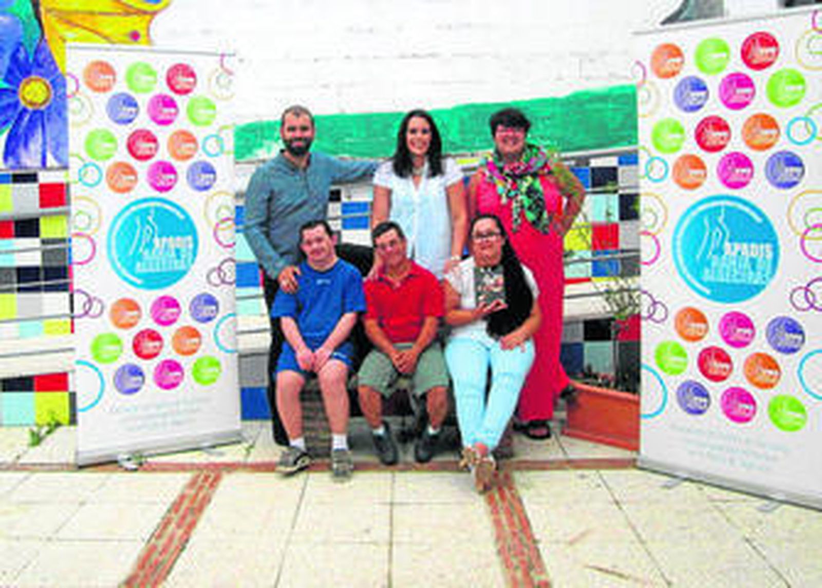 Imagen de Alexis Morante junto a los actores de Apadis en Algeciras.