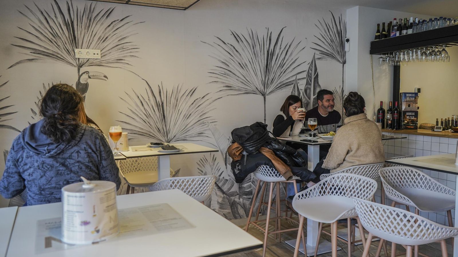 Hay variedad de oferta gastronómica en la misma calle del barrio.