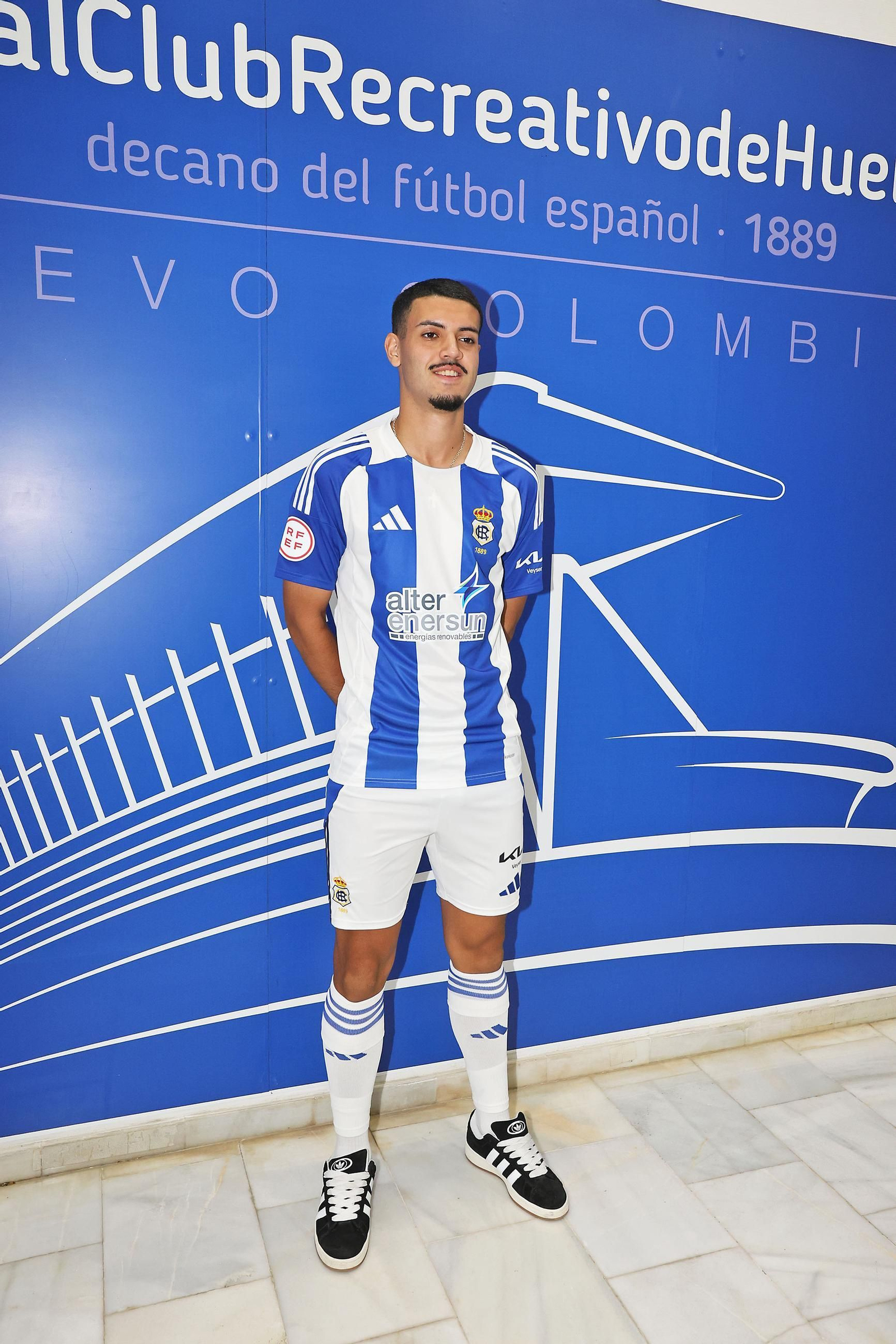 Imágenes de la presentación de Juan Pablo como jugador del Recreativo de Huelva