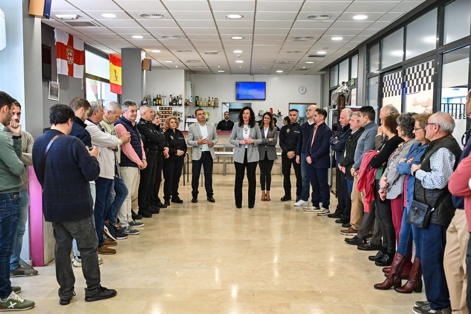Los policías locales jubilados junto a la alcaldesa, compañeros y familiares.