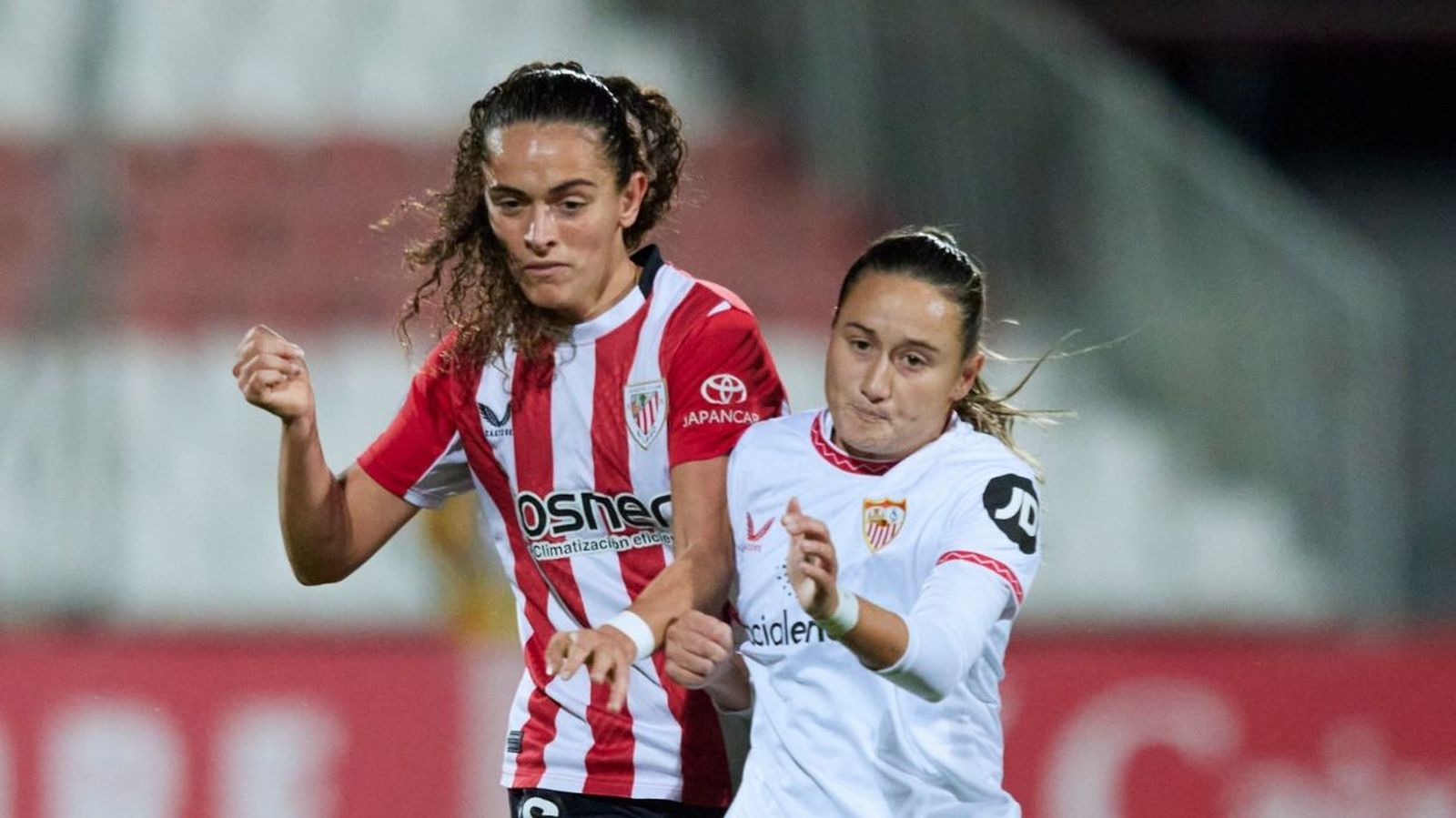 Dos futbolistas pugnan por el balón en un lance del encuentro.