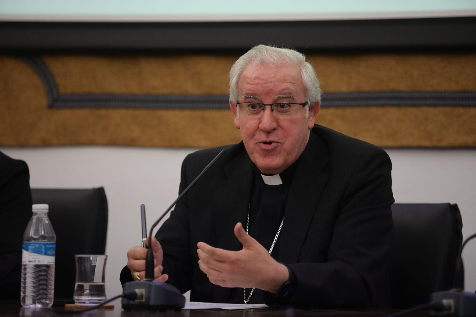 Monseñor Saiz Meneses durante una rueda de prensa.
