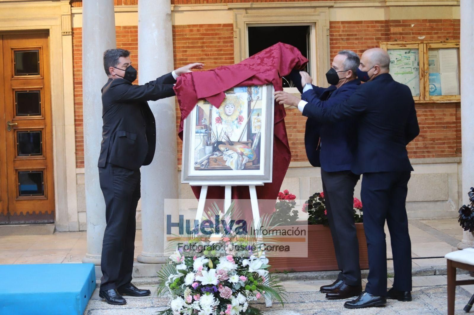 Los presidentes de la Hermandad Matriz, de Huelva y de Emigrantes descubren el cartel anunciador.