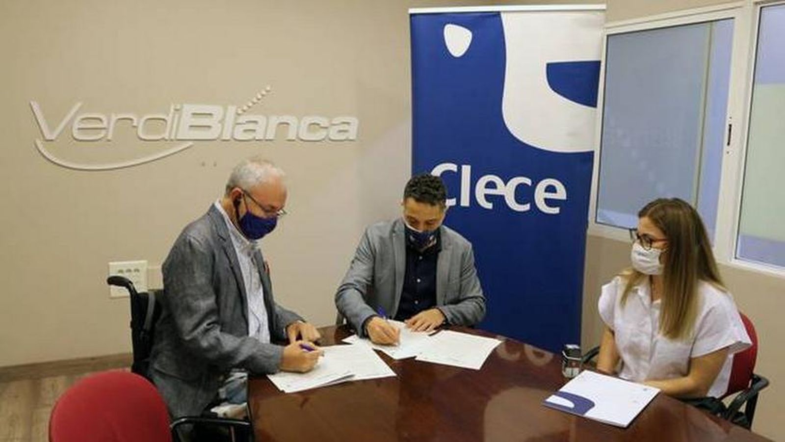 Firma del convenio entre el presidente de Verdiblanca y el gerente de Clece en Almería.