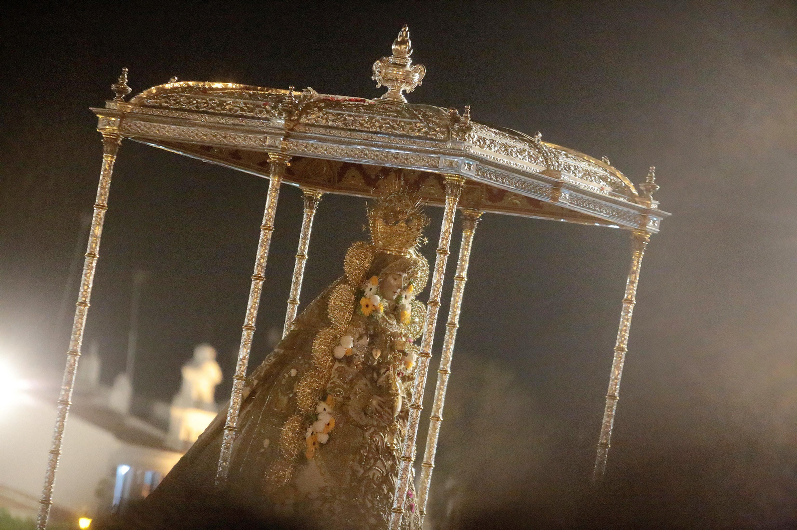 El Rocío 2023: Salto a la reja y procesión de la Virgen del Rocío en imágenes