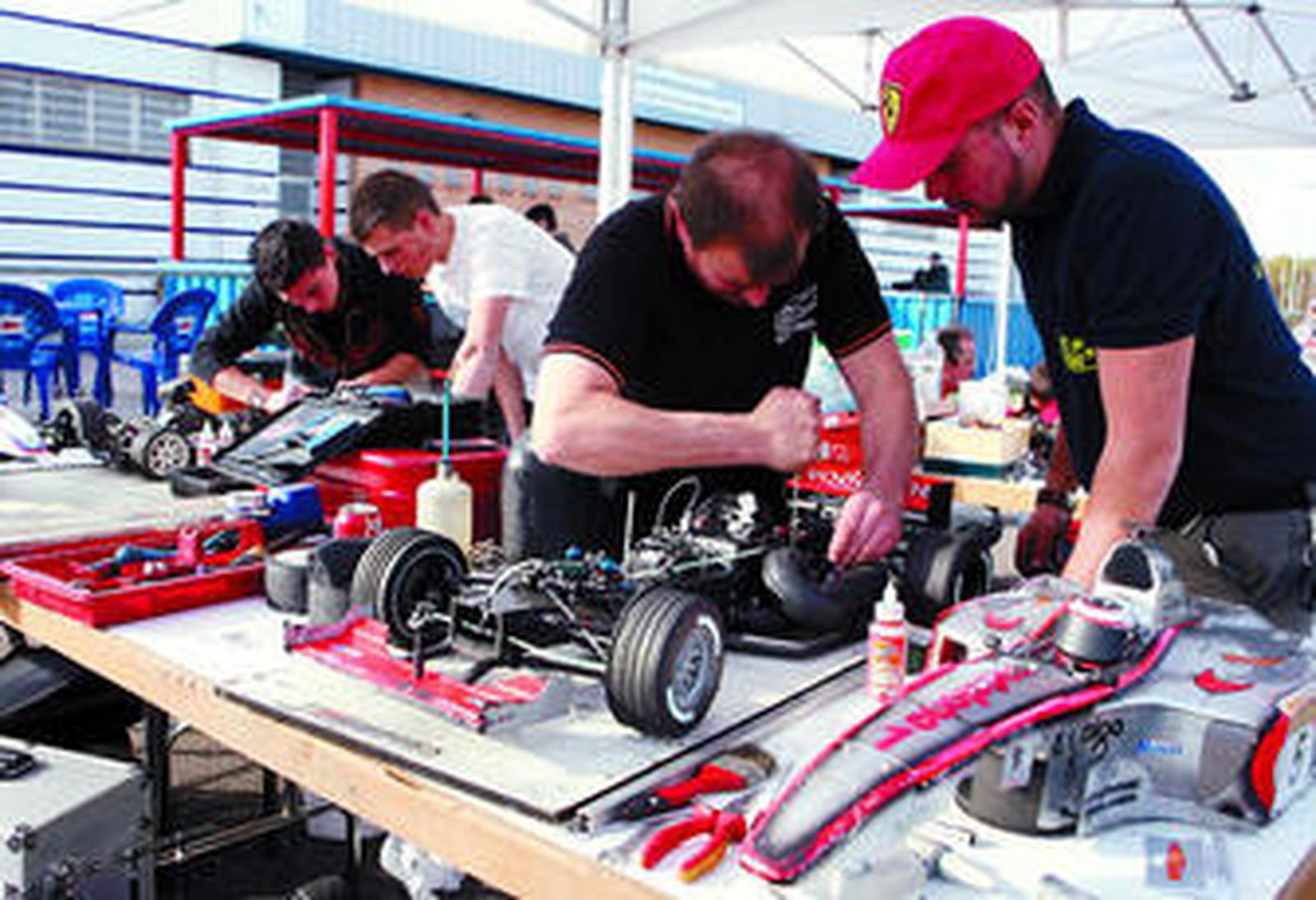 Varios participantes ajustan la mécánica de sus coches durante los entrenamientos de ayer.