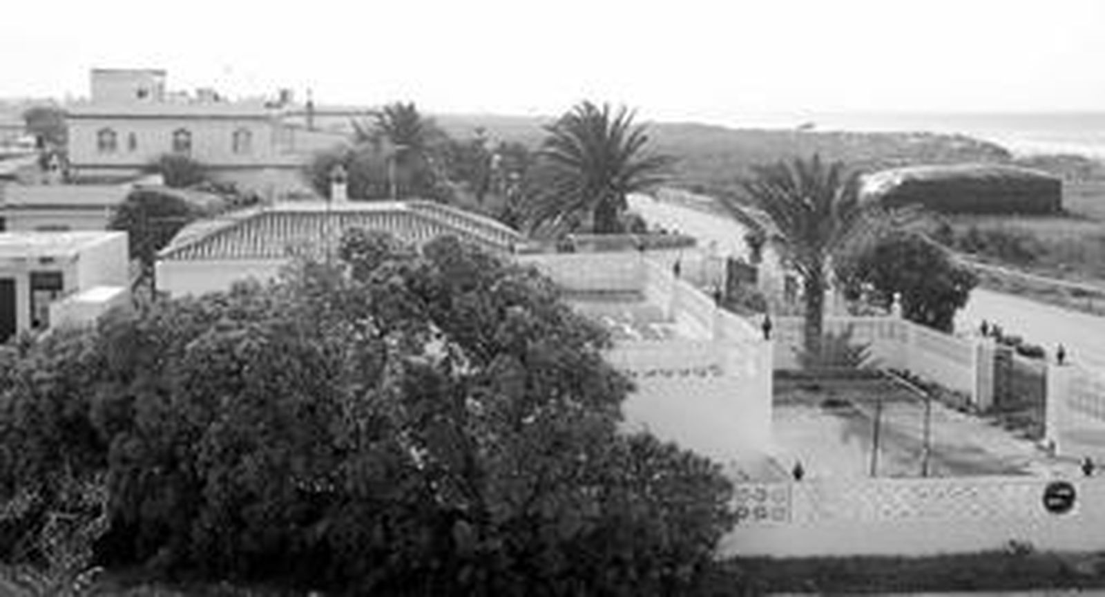 Vista de algunas de las viviendas situadas en la primera línea de la playa de El Palmar, en Vejer, ayer por la mañana.