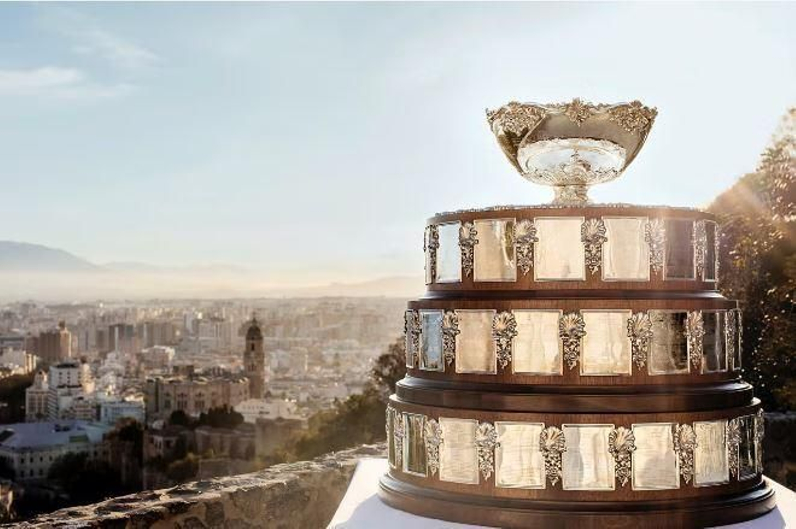 El trofeo de la Copa Davis con la ciudad de Málaga al fondo.