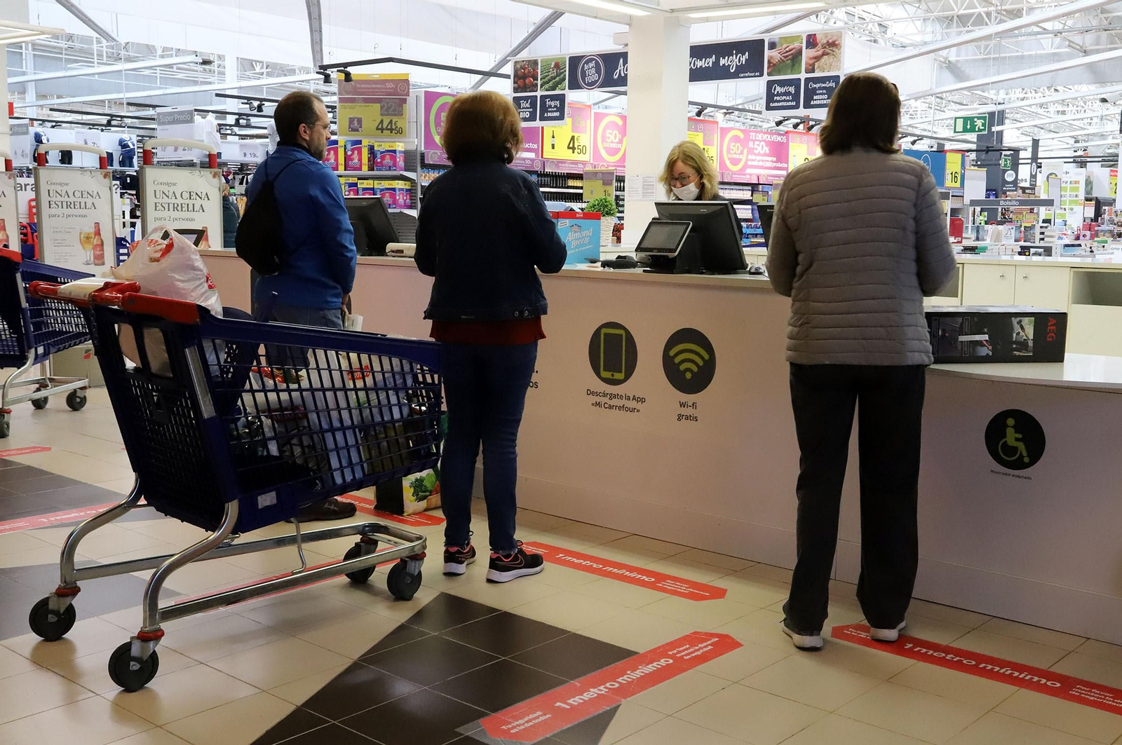 Imágenes de la situación y organización en los supermercados de Huelva