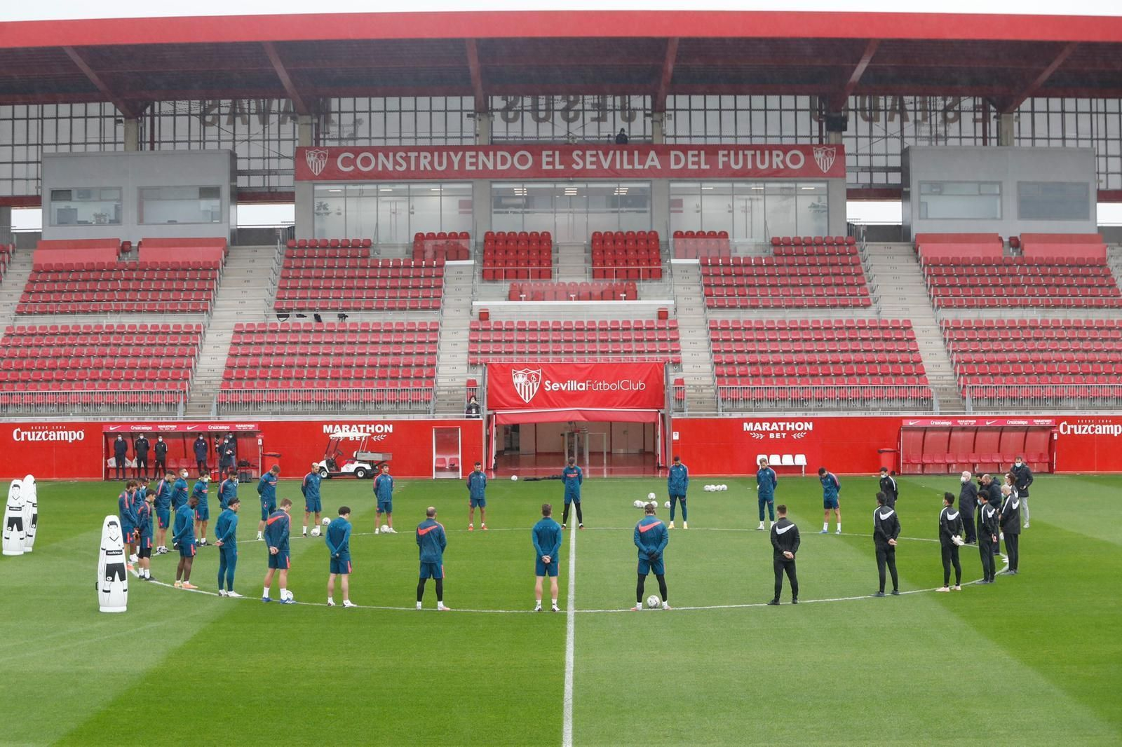 Los jugadores y técnicos del Sevilla guardan un minuto de silencio por Maradona este jueves.