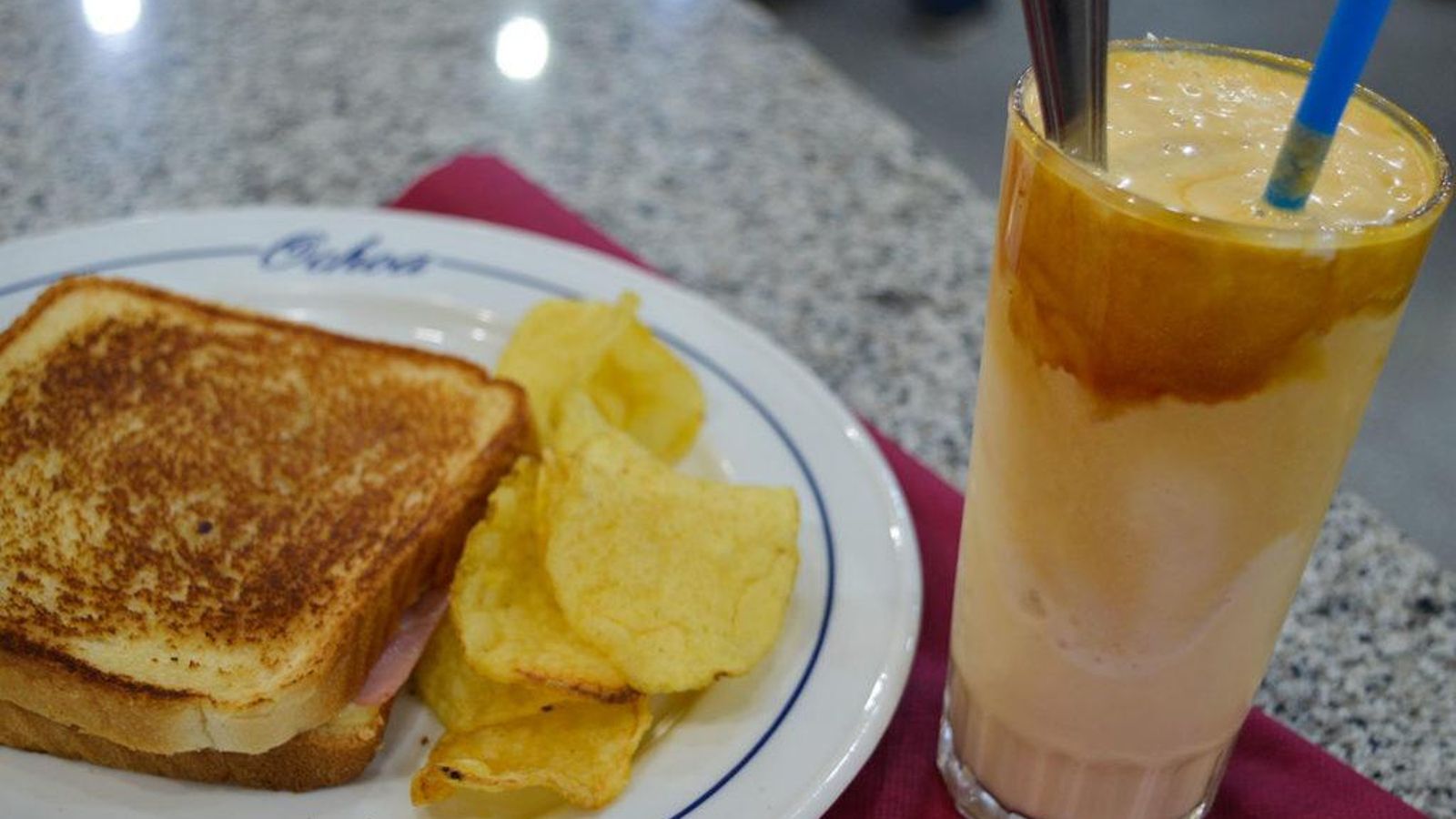 Sandwich mixto y batido de helado en la Confitería Ochoa.