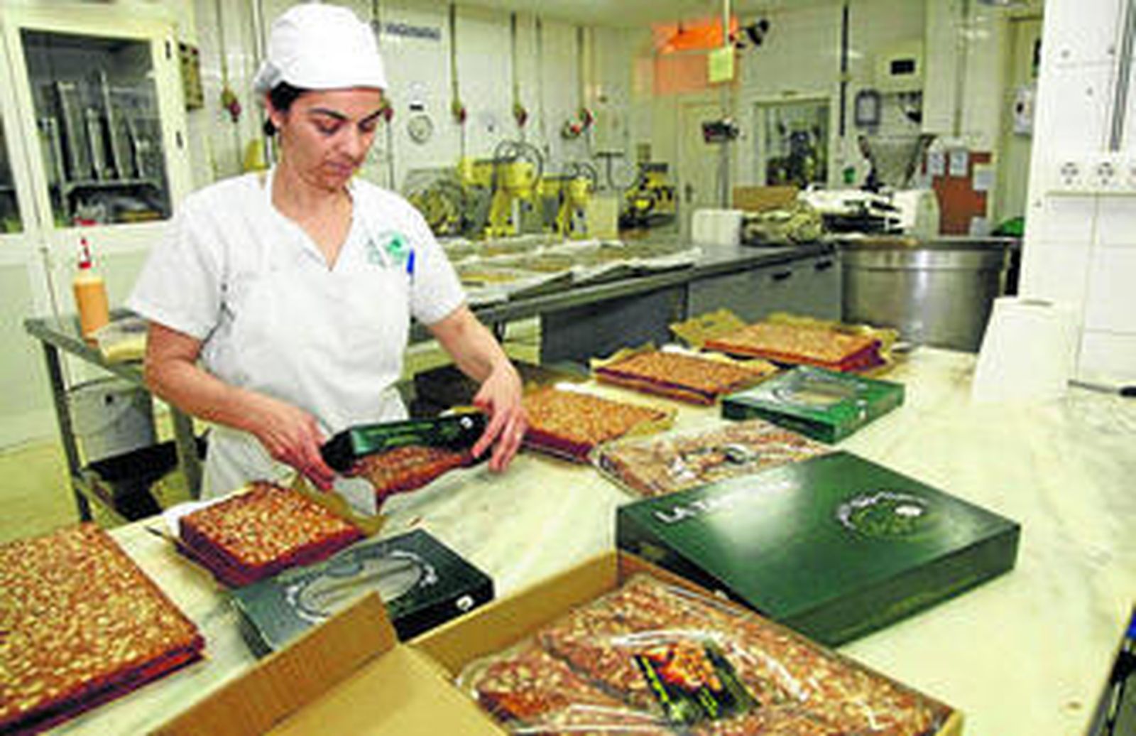 Proceso de elaboración de uno de los dulces típicos de Semana Santa.