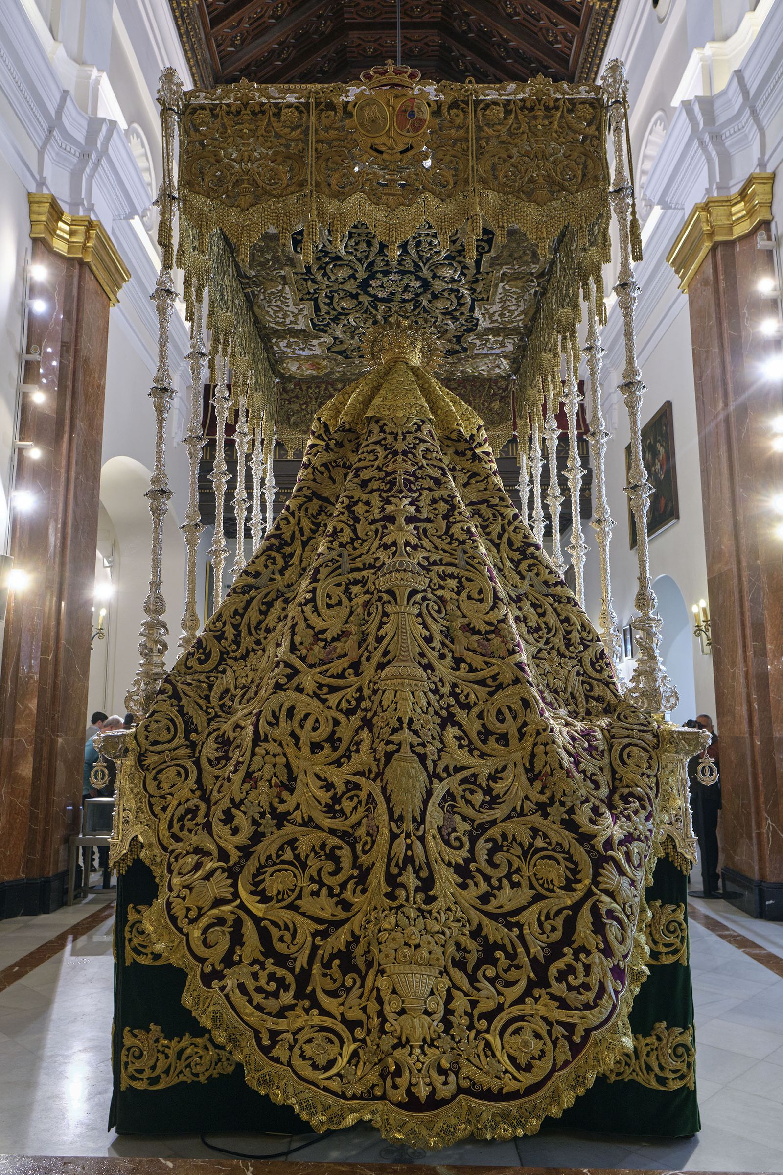 La Esperanza de Triana amanece subida en su palio, con el manto morado a estrenar en la Madrugá