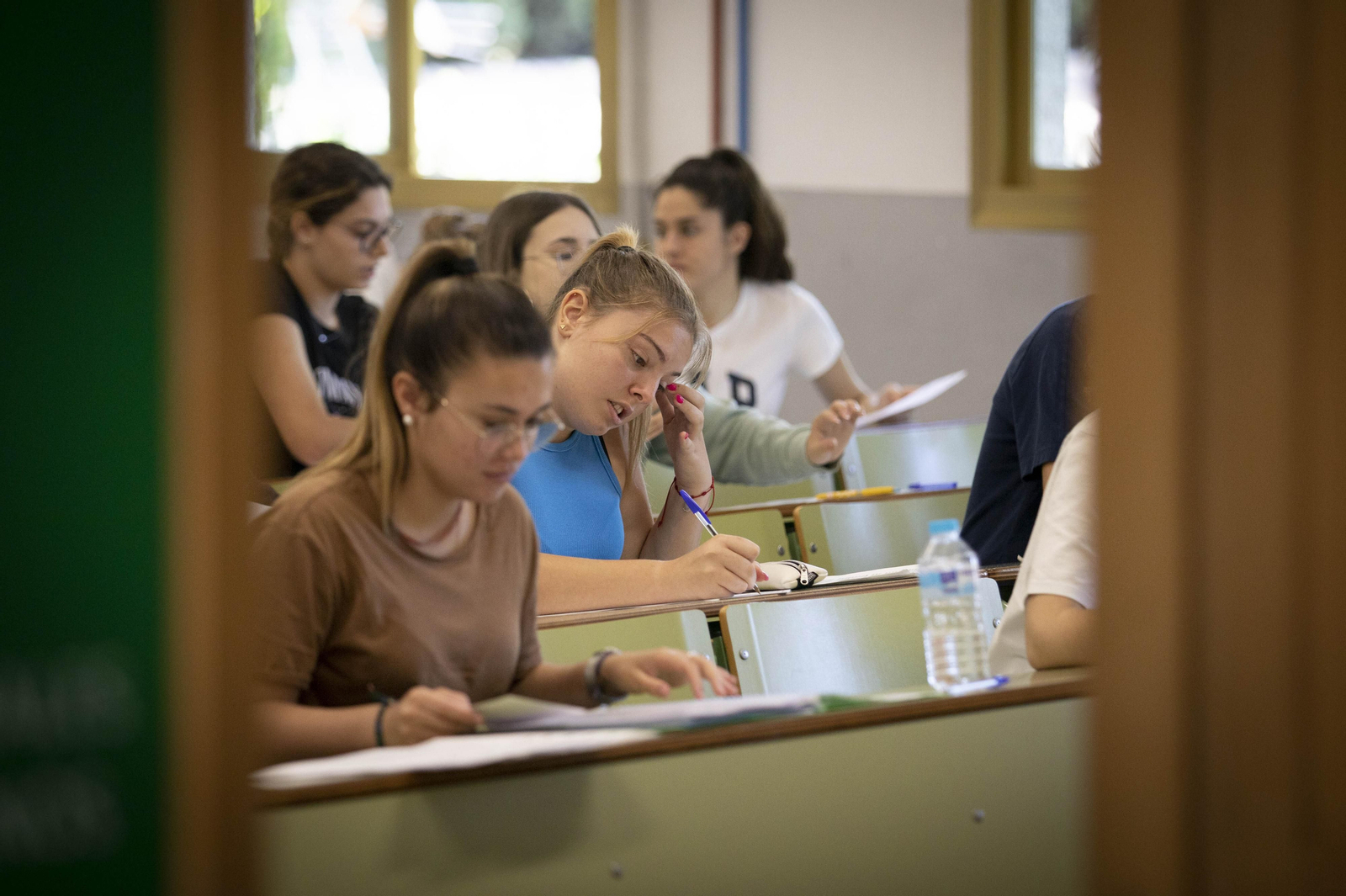 Varios alumnos miden sus conocimientos en la Pevau del pasado año.