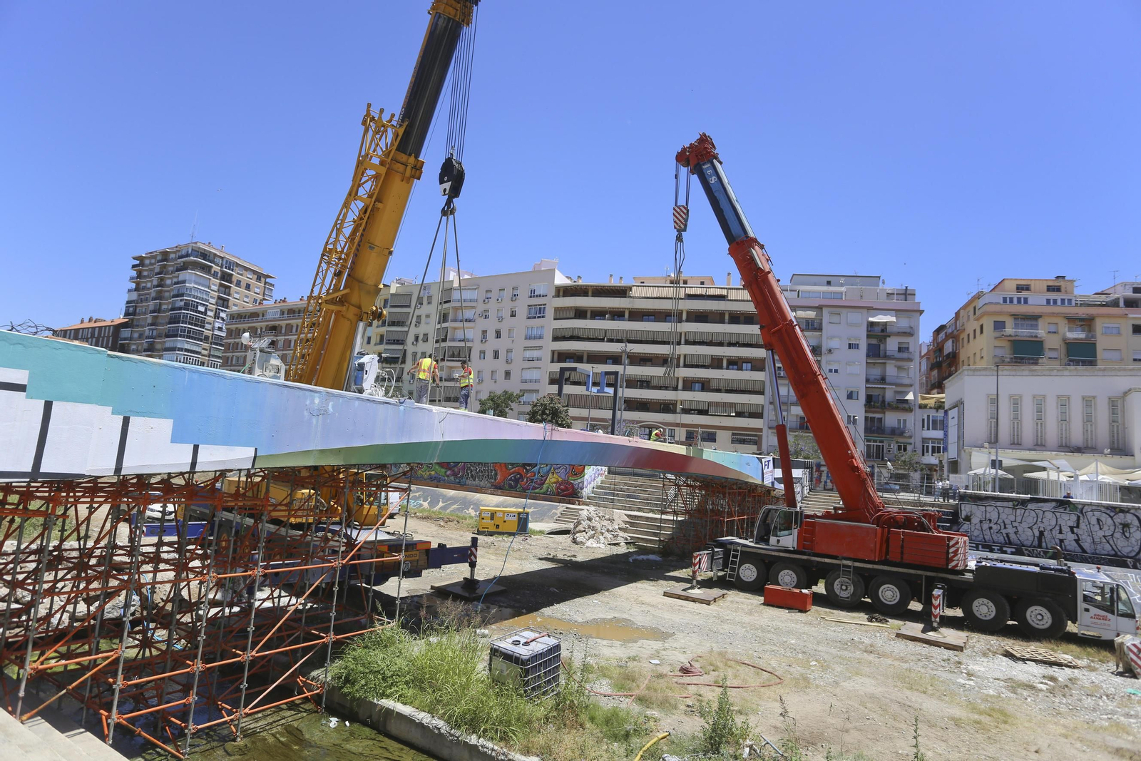 La demolición del puente peatonal junto al CAC Málaga. La demolición del puente peatonal junto al CAC Málaga.