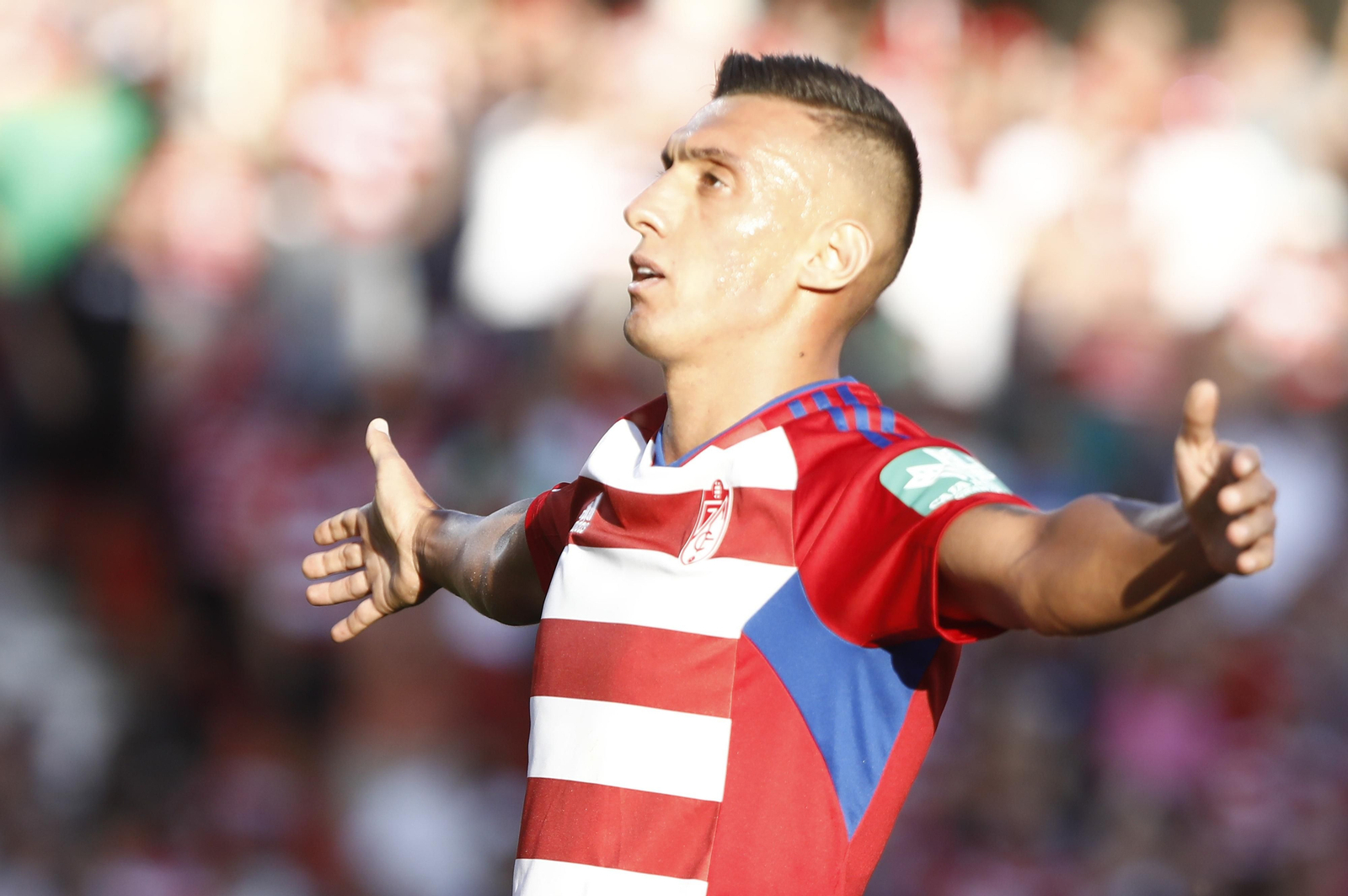 Uzuni ya suma seis tantos con la camiseta del Granada CF.