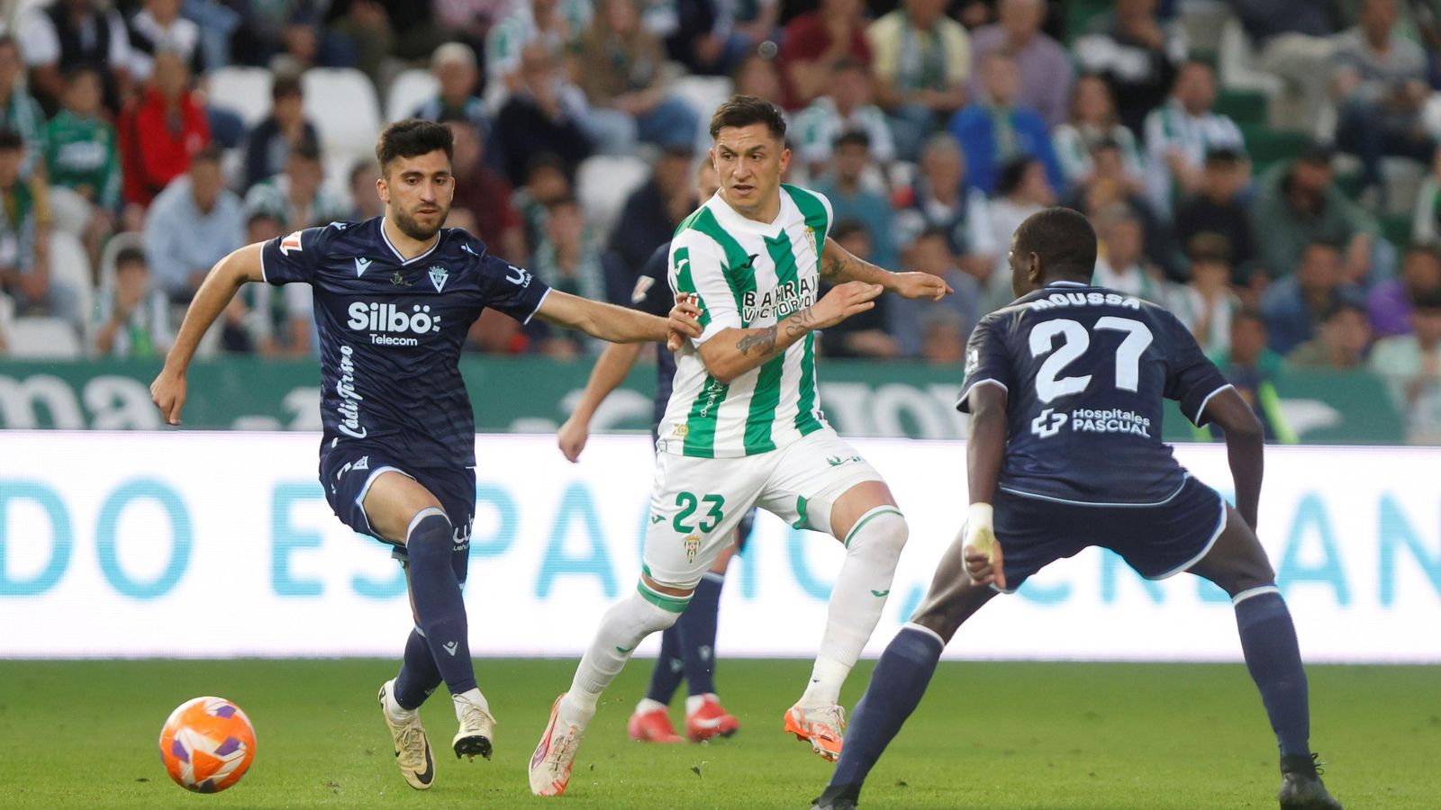 Carracedo se interna entre dos jugadores del Cádiz en la última visita de los amarillos al Córdoba CF, el curso pasado.