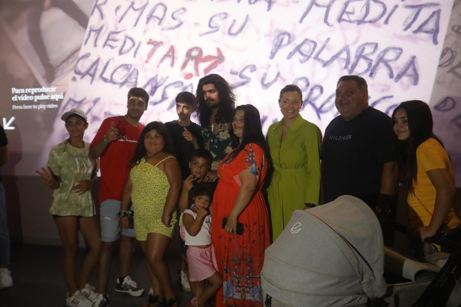 El cantaor flamenco Israel Fernández visita el Museo Camarón en San Fernando